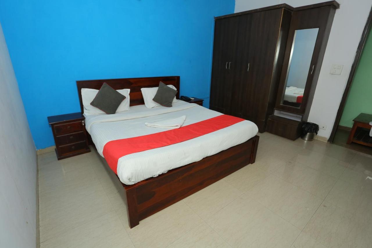 Roomshala 066 Red Stone - Paschim Vihar Hotel 3*