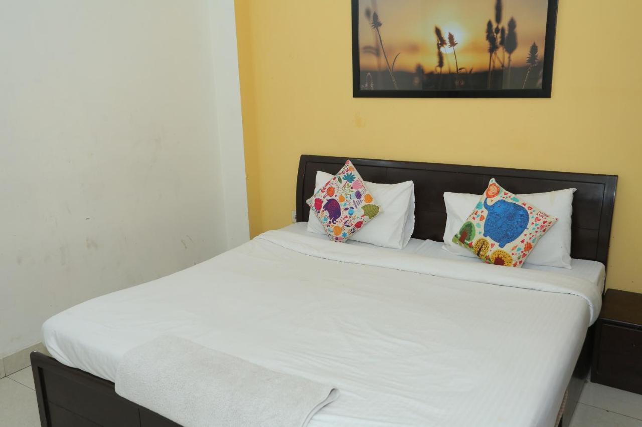 Hotel Roomshala 066 Red Stone - Paschim Vihar New Delhi