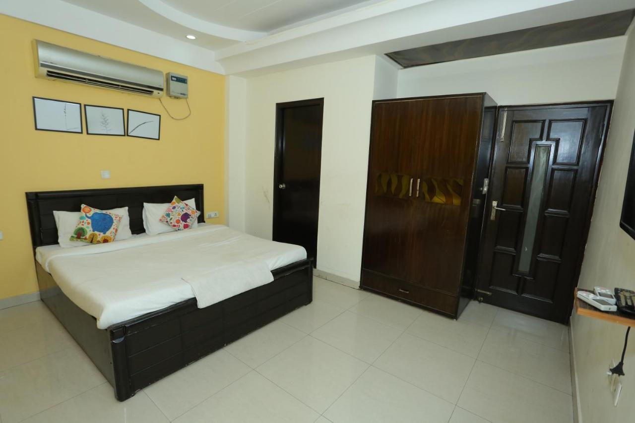 Roomshala 066 Red Stone - Paschim Vihar 3* New Delhi