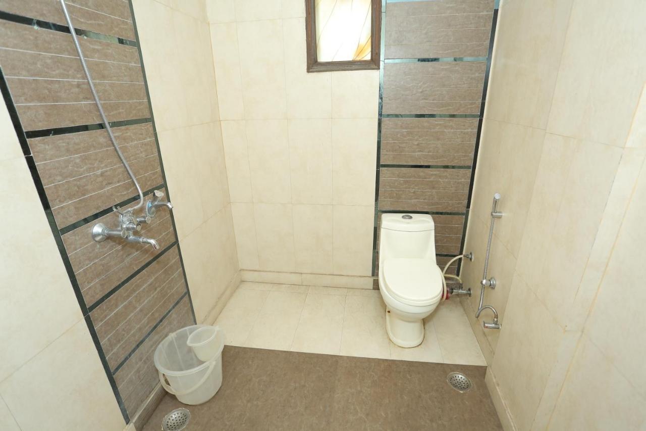 Roomshala 066 Red Stone - Paschim Vihar