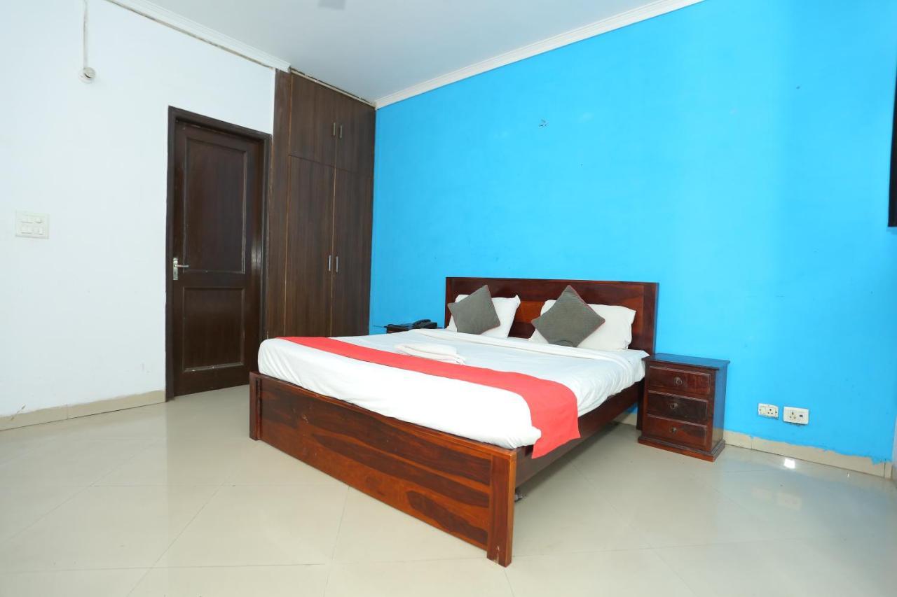 Roomshala 066 Red Stone - Paschim Vihar Hotel