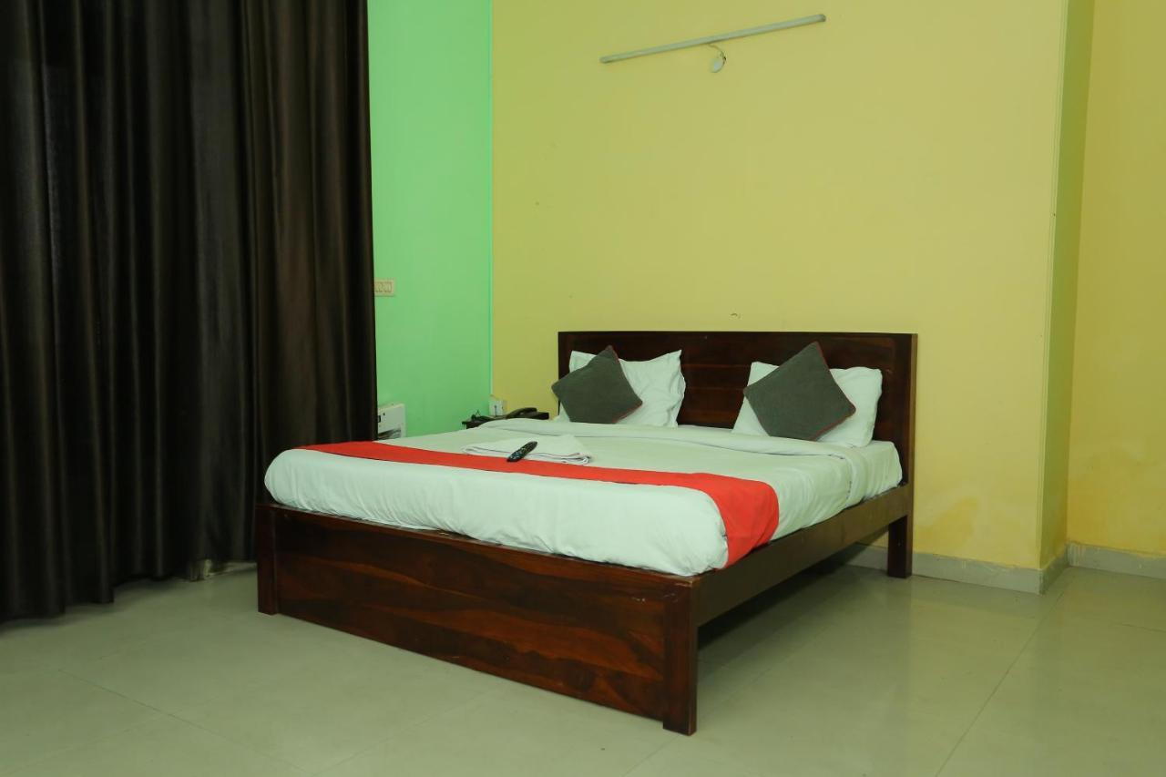 Roomshala 066 Red Stone - Paschim Vihar 3*