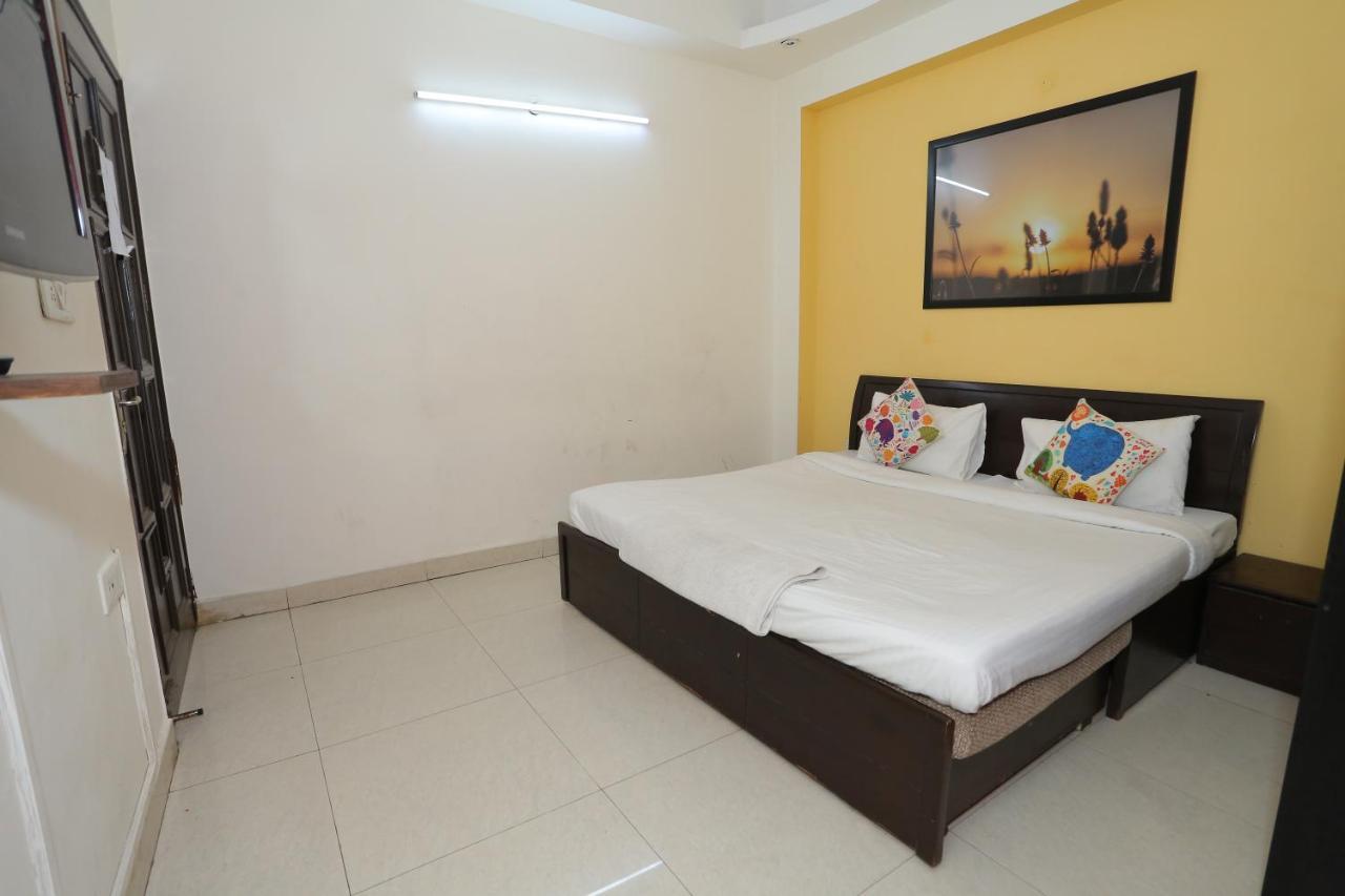 Roomshala 066 Red Stone - Paschim Vihar
