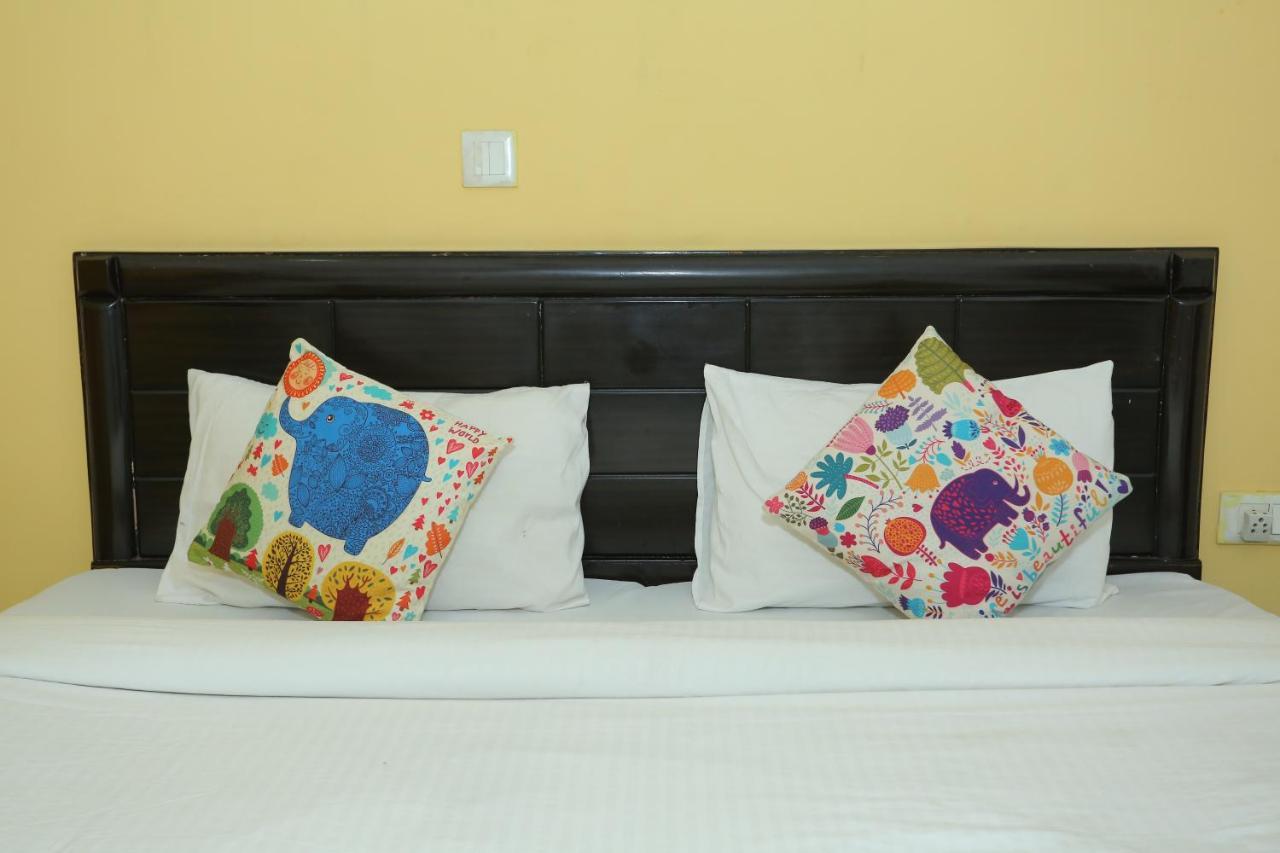Roomshala 066 Red Stone - Paschim Vihar Hotel 3*