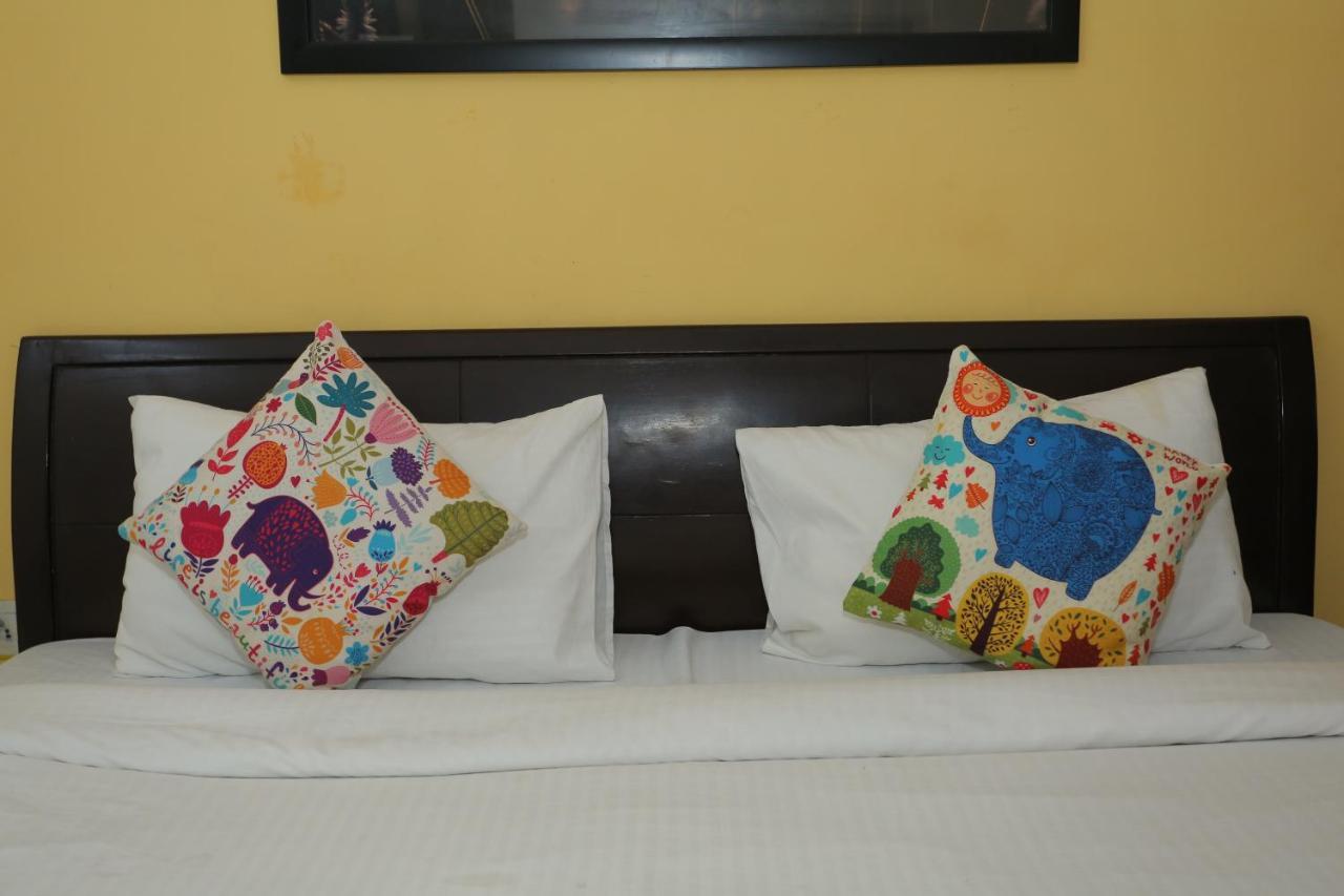 Hotel Roomshala 066 Red Stone - Paschim Vihar New Delhi