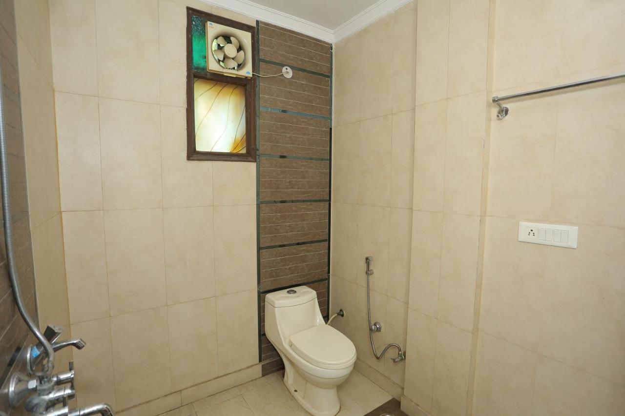 Roomshala 066 Red Stone - Paschim Vihar 3* New Delhi