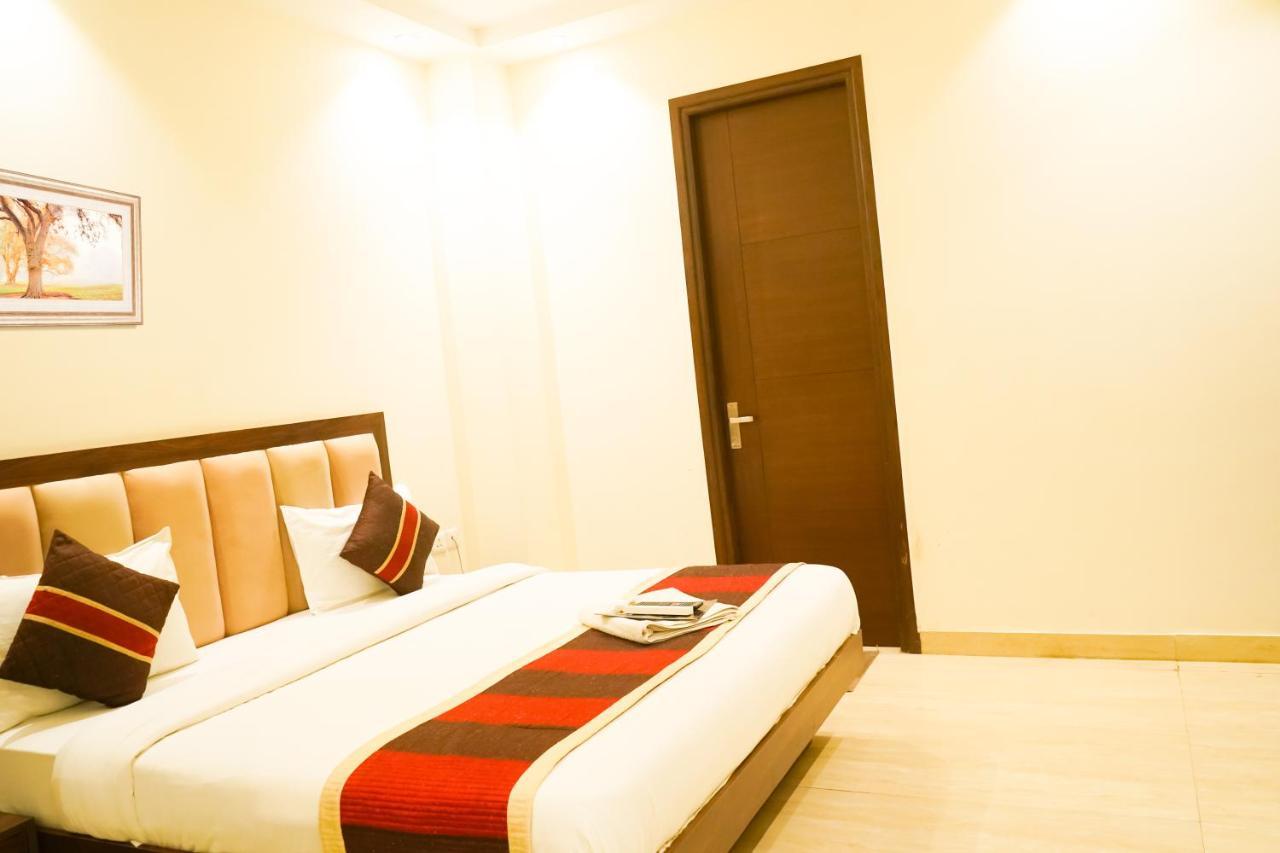 Hotel Deluxe In Cr Park New Delhi