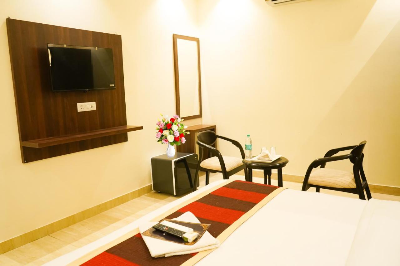 Deluxe In Cr Park Hotel 3*
