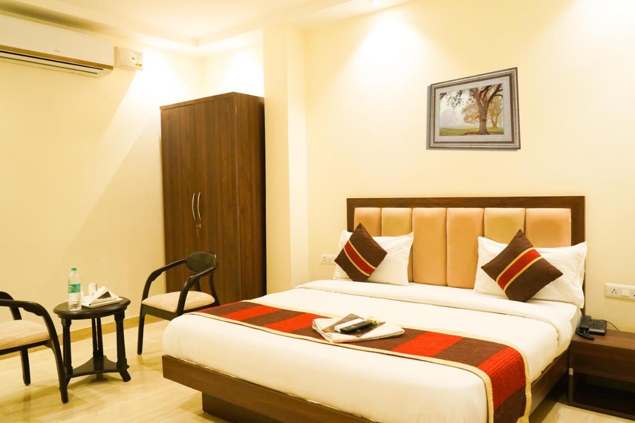 Hotel Deluxe In Cr Park New Delhi