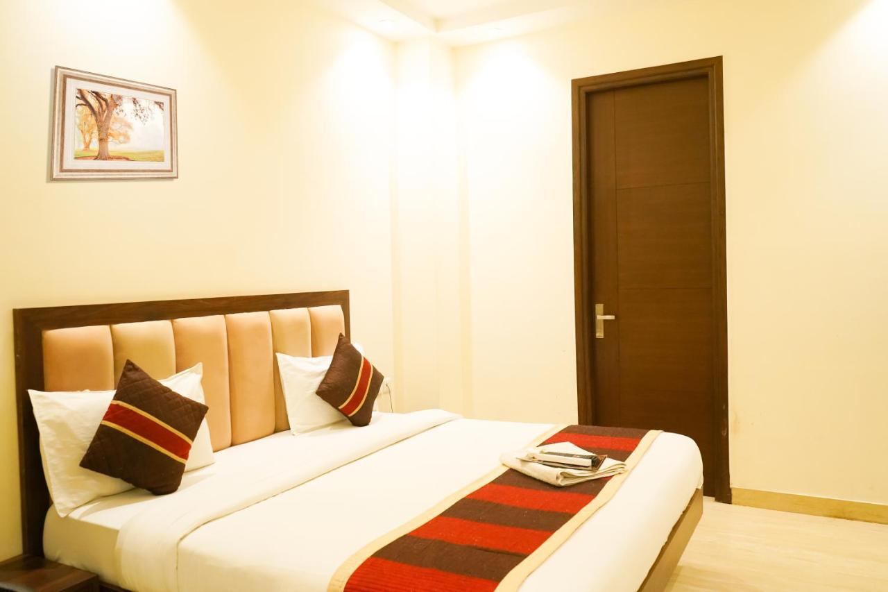 Deluxe In Cr Park New Delhi