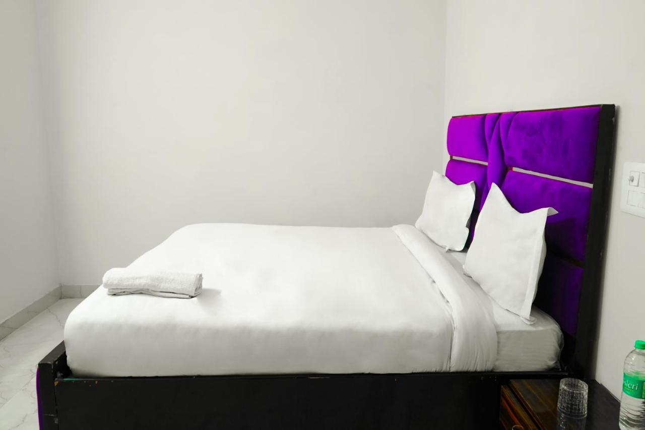 Roomshala 041 Sky Residency - Uttam Nagar Near Metro Station Hotel Nova Deli