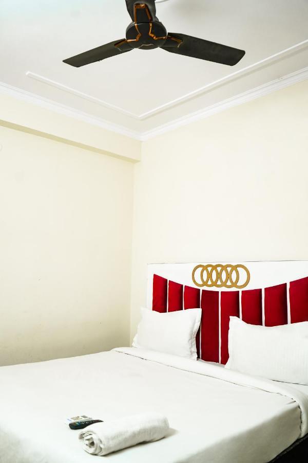 Roomshala 041 Sky Residency - Uttam Nagar Near Metro Station Nova Deli