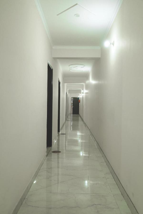 Roomshala 041 Sky Residency - Uttam Nagar Near Metro Station Hotel
