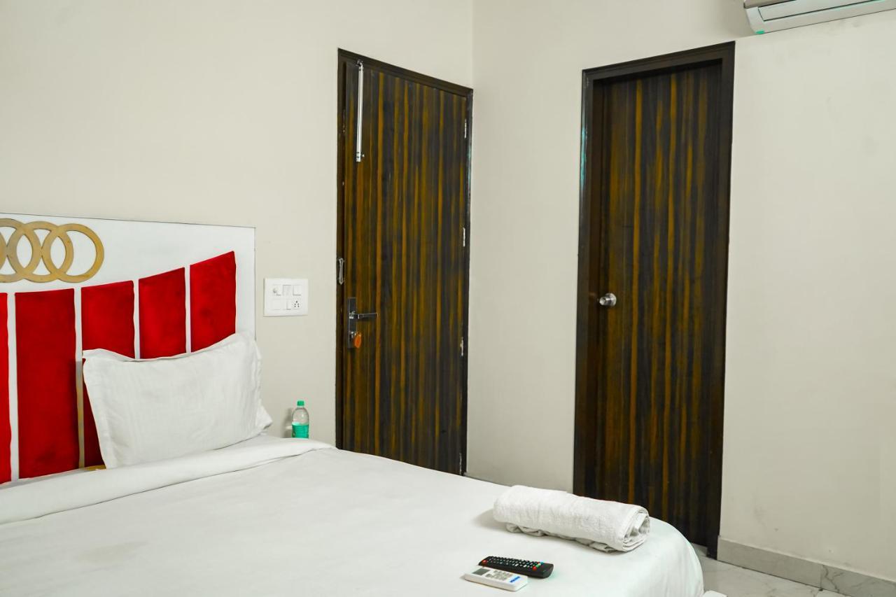 Roomshala 041 Sky Residency - Uttam Nagar Near Metro Station Hotel Nova Deli