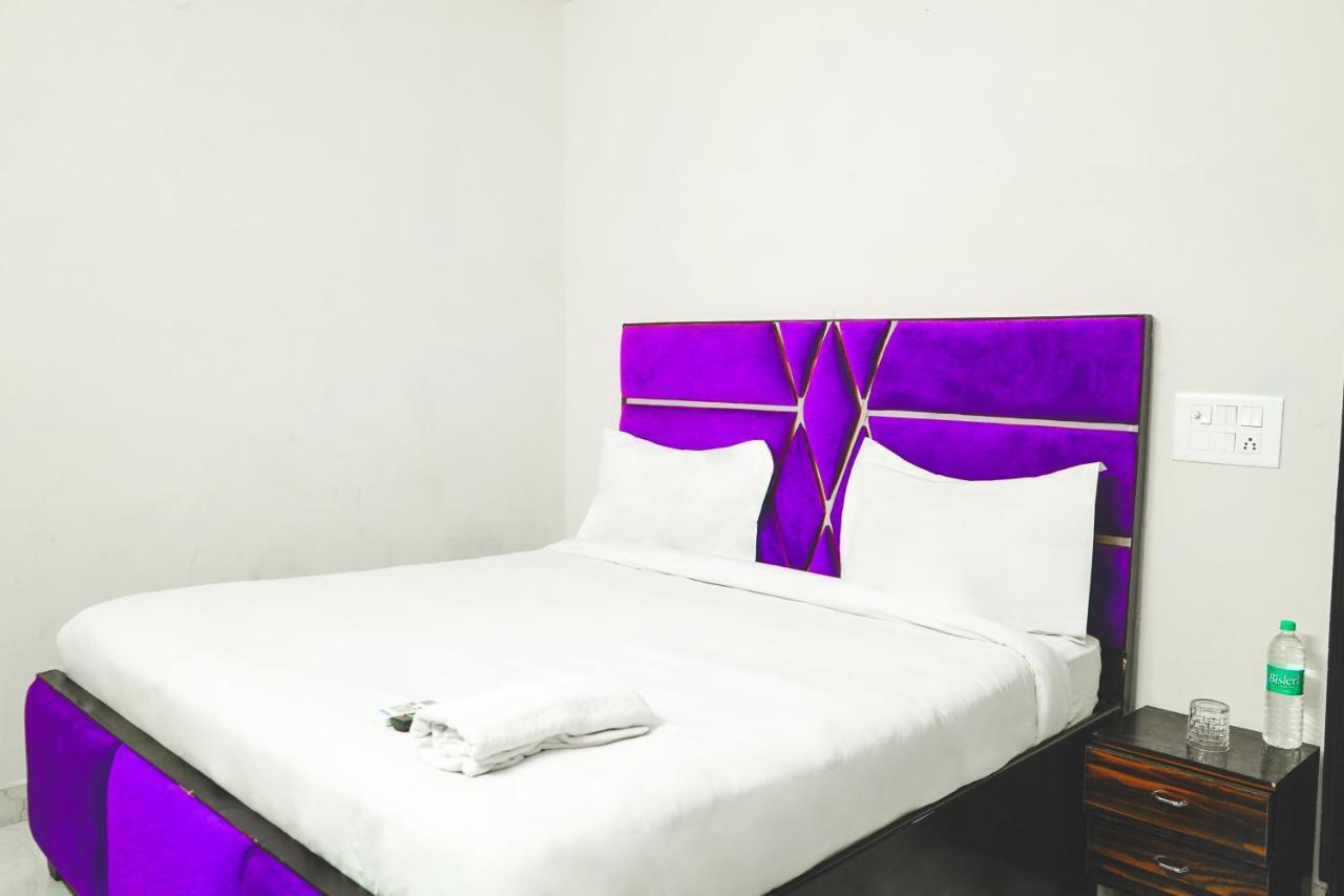 Roomshala 041 Sky Residency - Uttam Nagar Near Metro Station