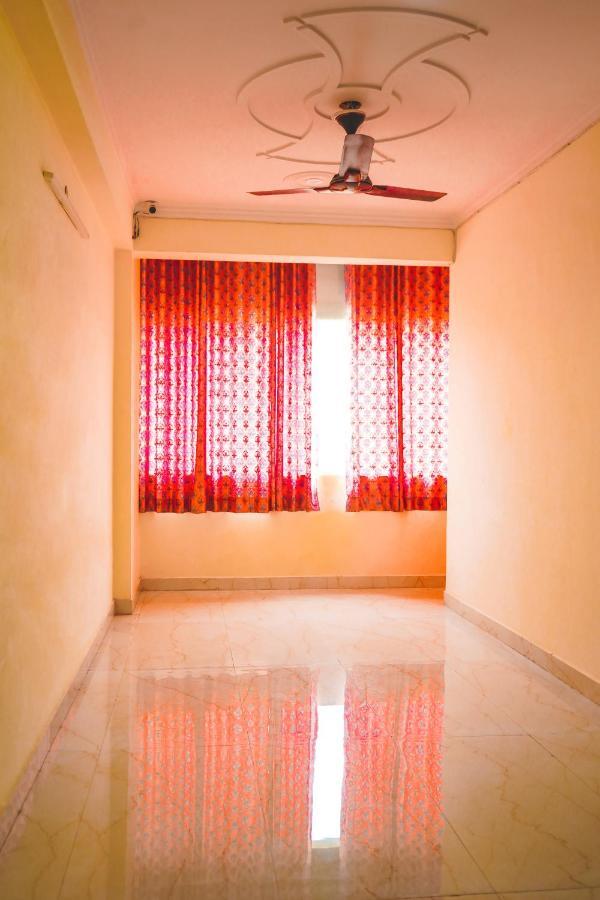 Hotel Roomshala 041 Sky Residency - Uttam Nagar Near Metro Station Nova Deli