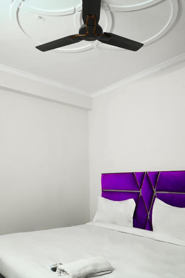 Hotel Roomshala 041 Sky Residency - Uttam Nagar Near Metro Station 3*