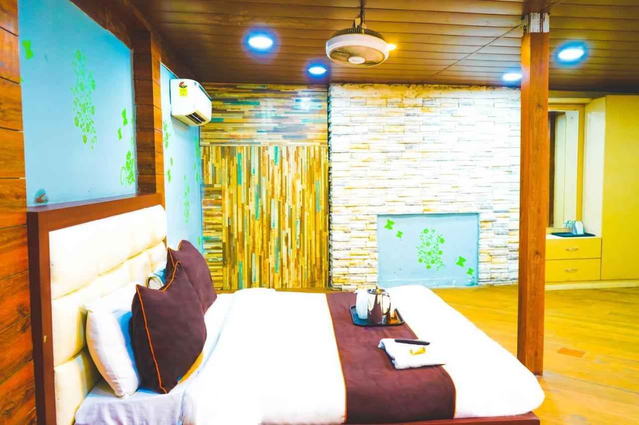 Roomshala 004 Mannat - Shalimar Bagh Hotel New Delhi