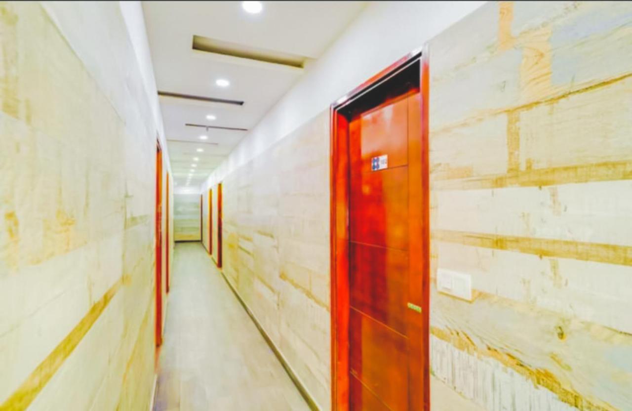 Roomshala 004 Mannat - Shalimar Bagh Hotel New Delhi