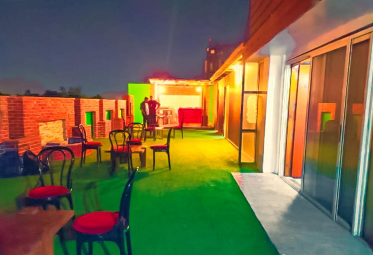 Roomshala 004 Mannat - Shalimar Bagh New Delhi