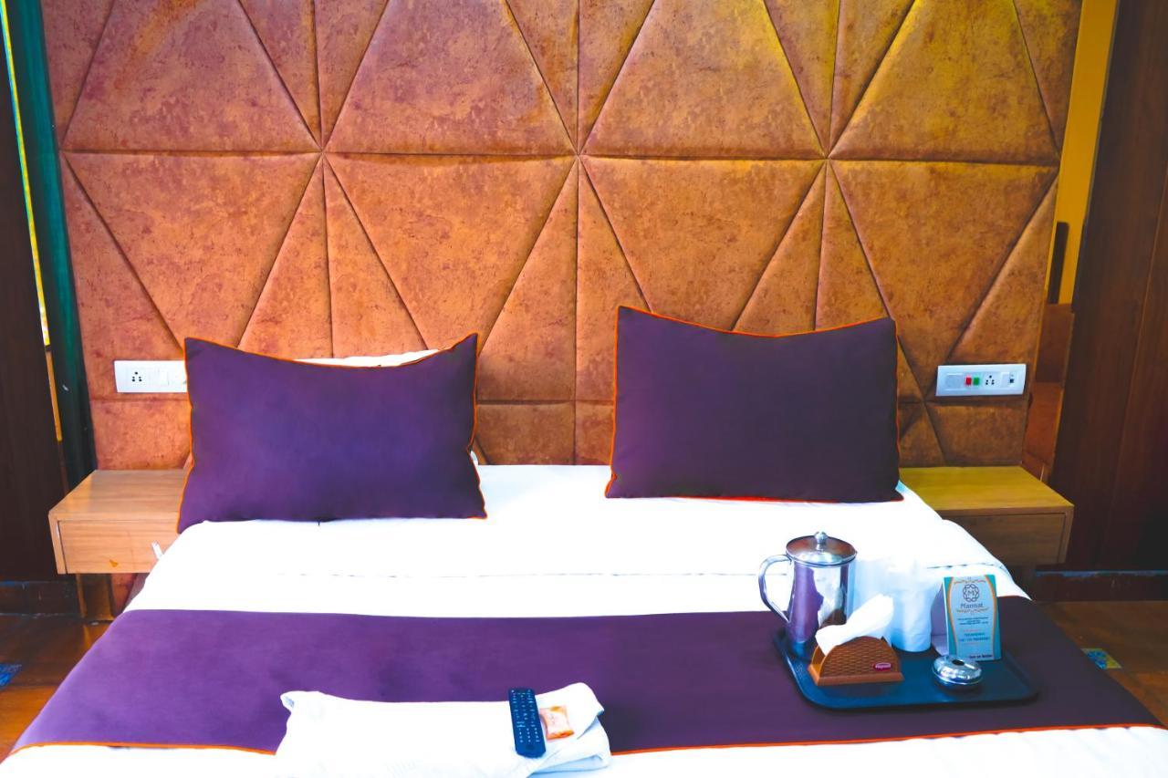 Roomshala 004 Mannat - Shalimar Bagh Hotel 3*
