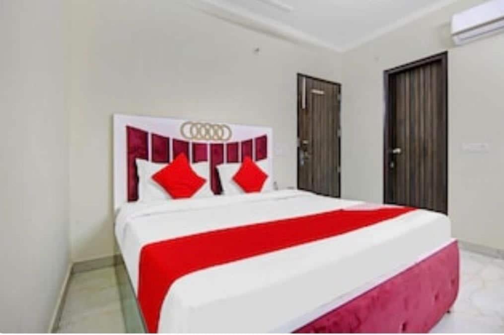 Hotel Oyo Townhouse Super 16 Residency, Near Bangla Shahib Gurudwara