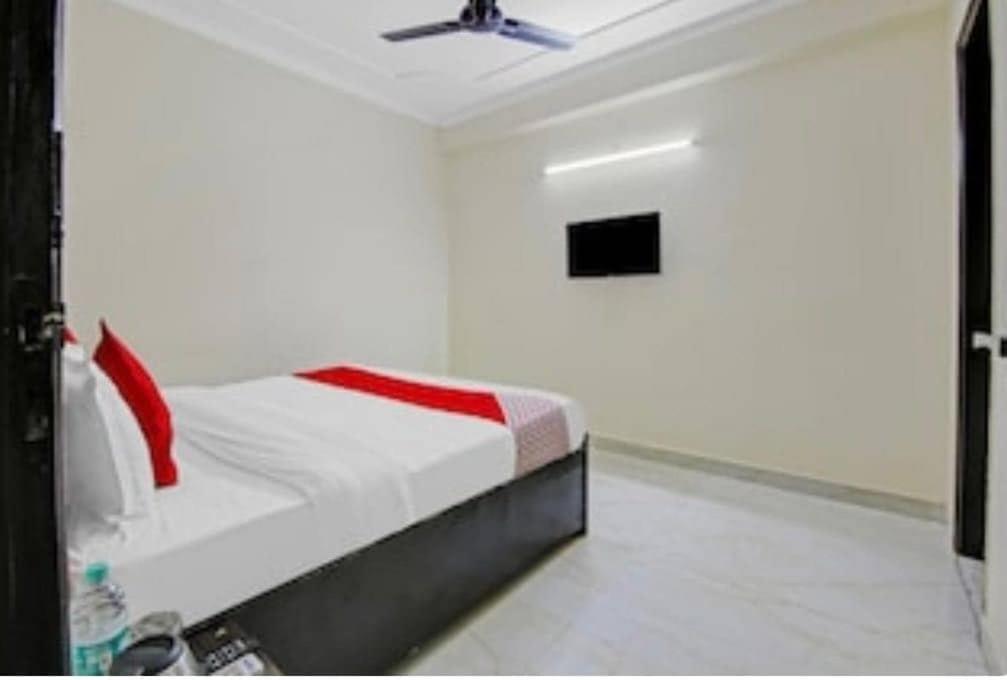 Oyo Townhouse Super 16 Residency, Near Bangla Shahib Gurudwara