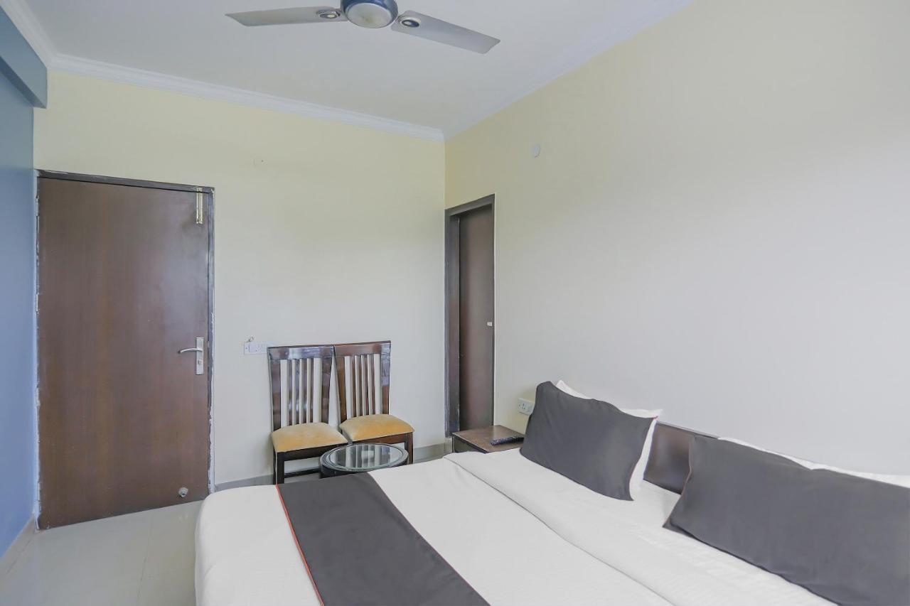Hotel Collection O A3s Near Dilli Haat Ina