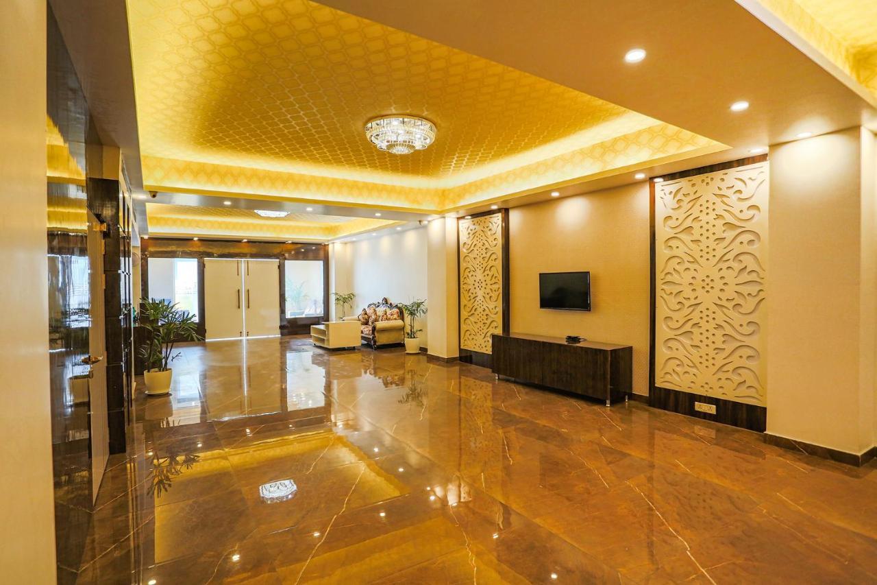 Time - Near Igi International & Domestic Airport Nova Deli