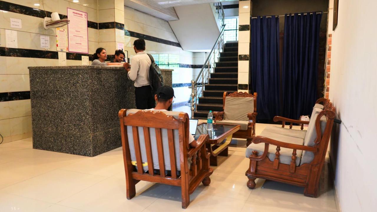 Qotel Hotel Peeragarhi-Near Peeragarhi Metro Station,Couple Friendly