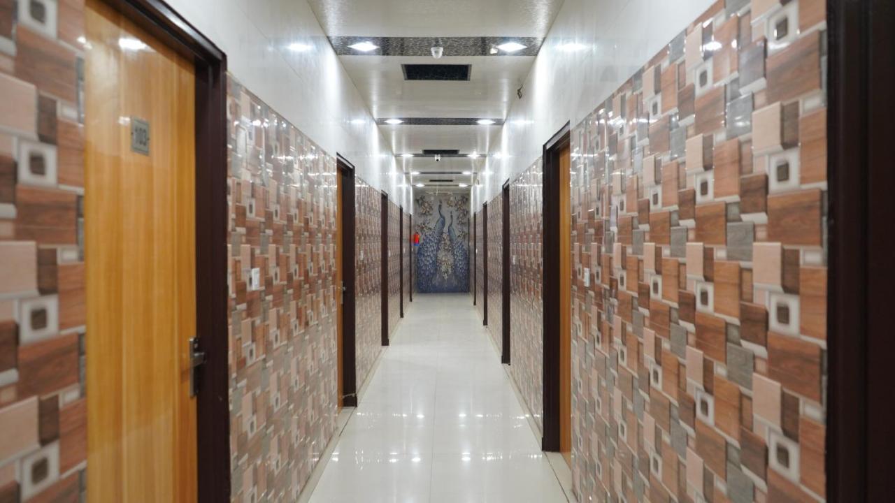 Qotel Hotel Peeragarhi-Near Peeragarhi Metro Station,Couple Friendly * New Delhi
