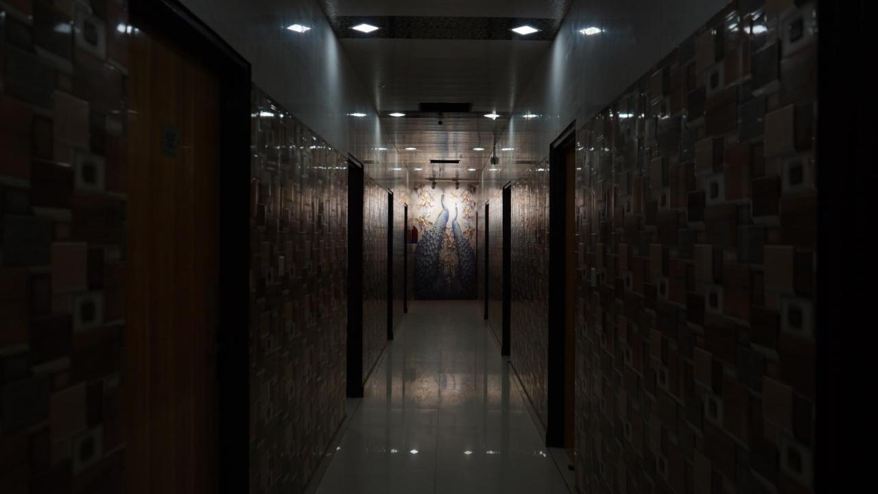 Hotel Qotel Hotel Peeragarhi-Near Peeragarhi Metro Station,Couple Friendly *