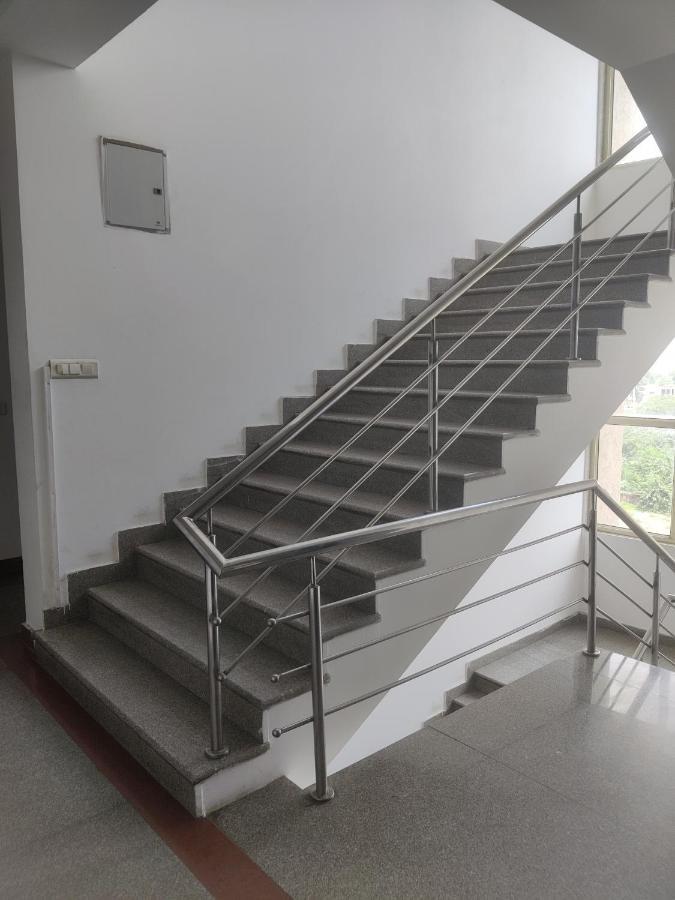Almati - Near Delhi Airport Hotel 3*