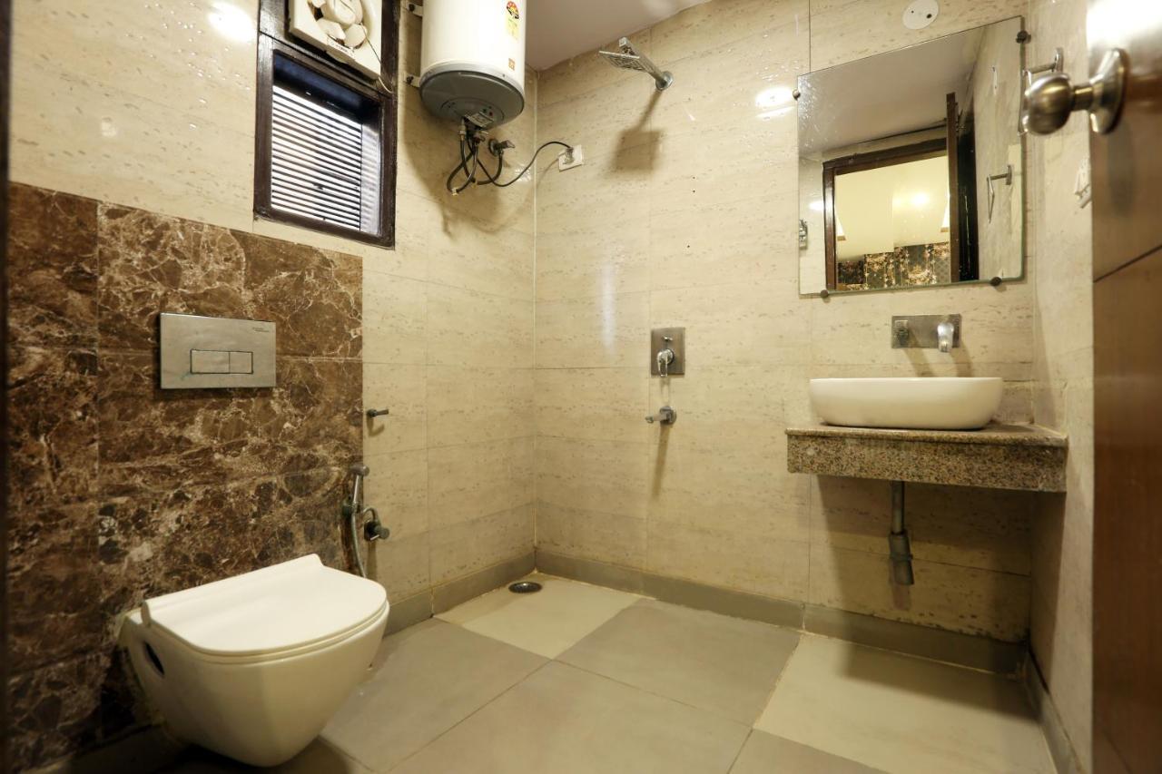 Travel Deluxe At Delhi Airport * New Delhi