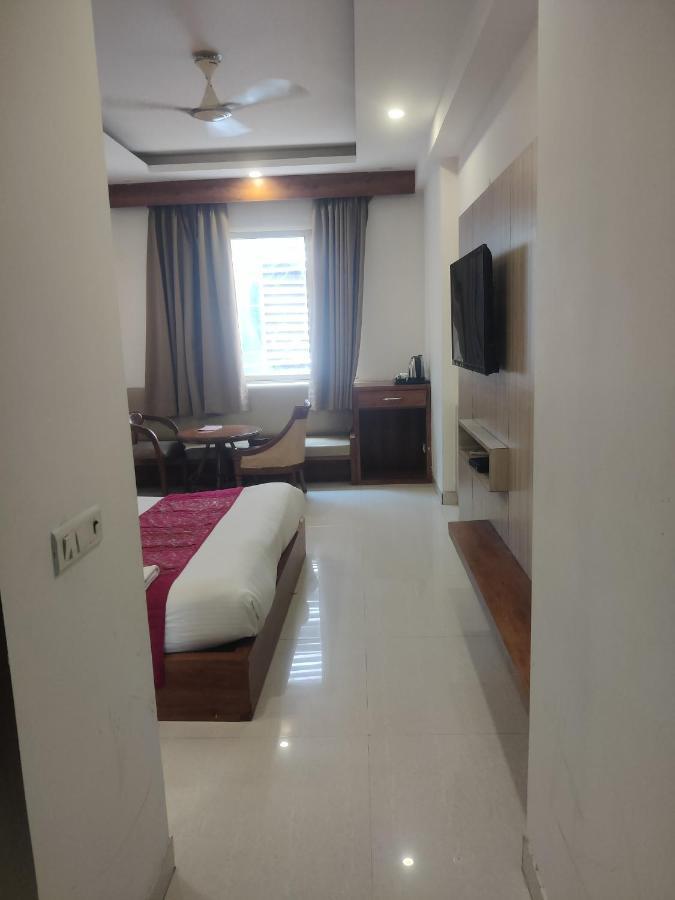 Hotel Almati - Near Delhi Airport 3*