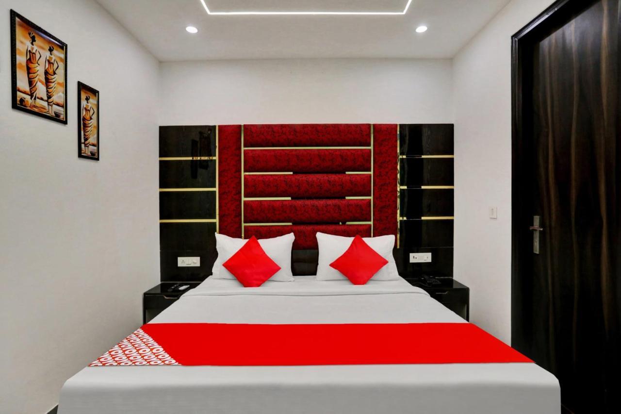 Collection O D Crown Hotel