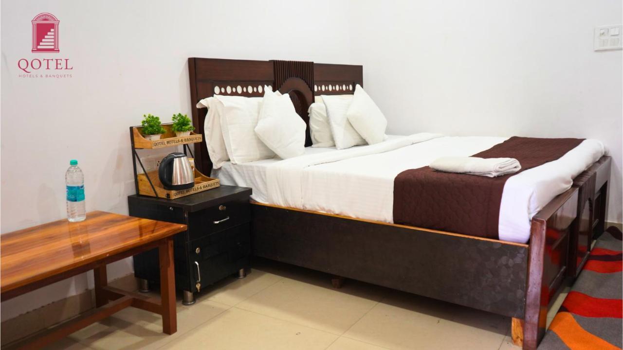 Qotel Hotel Peeragarhi-Near Peeragarhi Metro Station,Couple Friendly Hotel *
