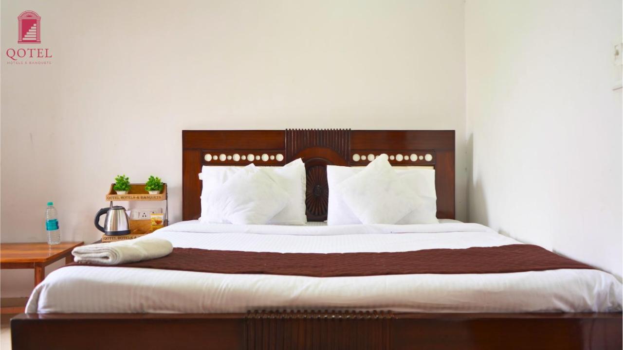 Qotel Hotel Peeragarhi-Near Peeragarhi Metro Station,Couple Friendly Hotel