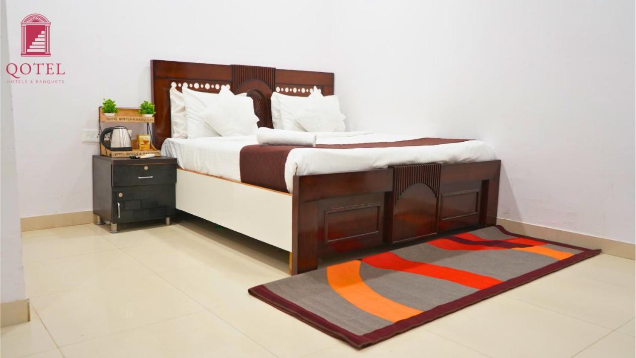 Qotel Hotel Peeragarhi-Near Peeragarhi Metro Station,Couple Friendly *