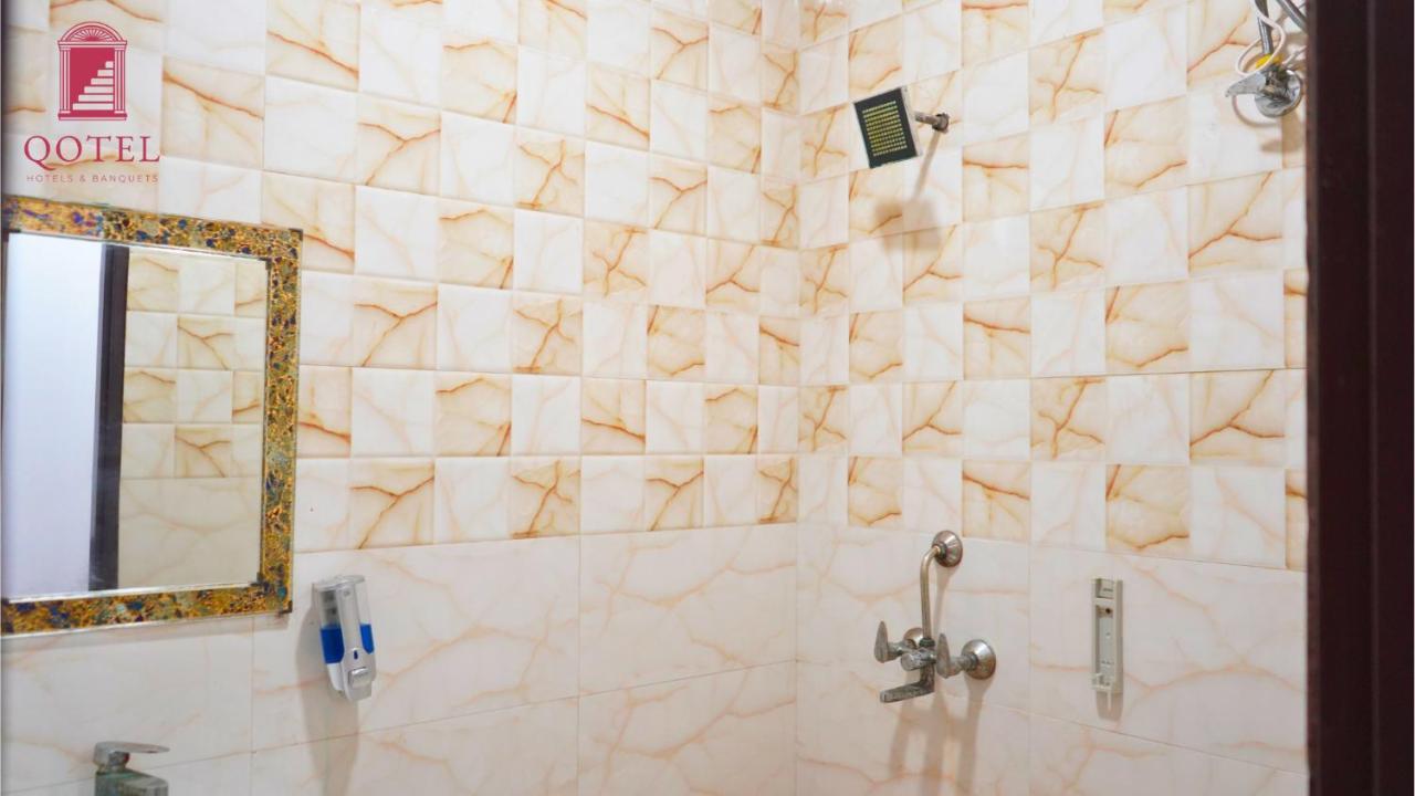 Hotel Qotel Hotel Peeragarhi-Near Peeragarhi Metro Station,Couple Friendly New Delhi