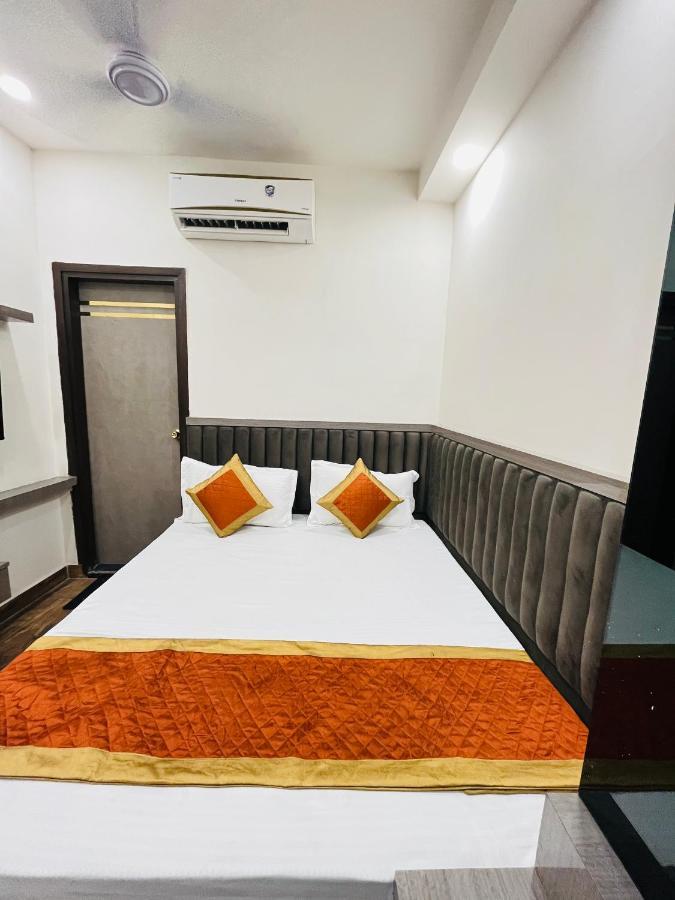 Red Stone - Near Railway Station - Paharganj Hotel New Delhi