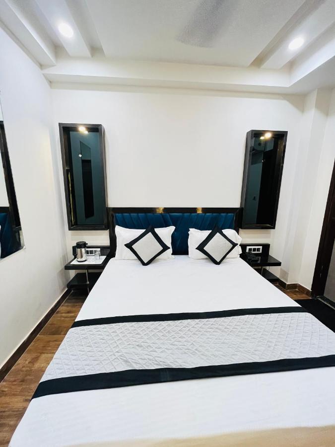 Red Stone - Near Railway Station - Paharganj Hotel New Delhi