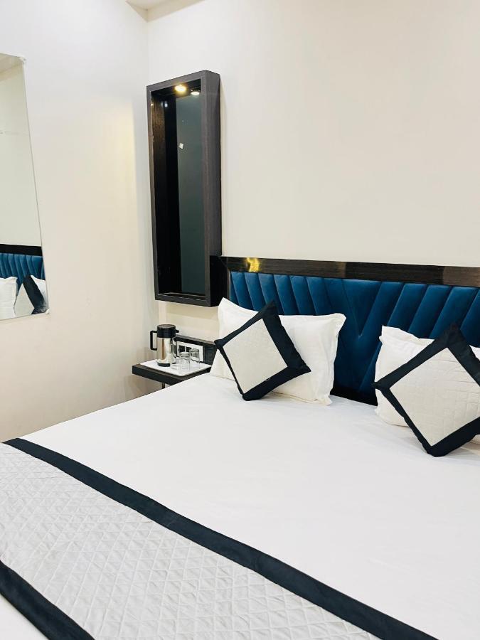 Red Stone - Near Railway Station - Paharganj Hotel