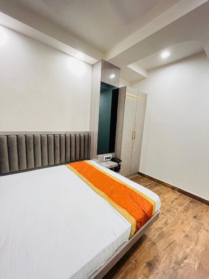 Red Stone - Near Railway Station - Paharganj Hotel New Delhi