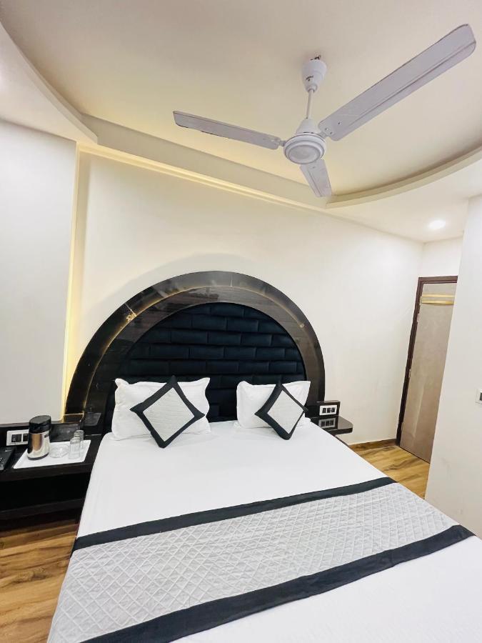 Red Stone - Near Railway Station - Paharganj New Delhi