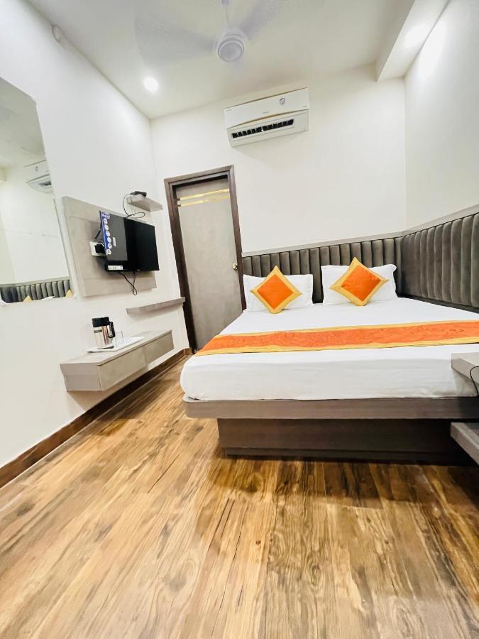 Red Stone - Near Railway Station - Paharganj Hotel