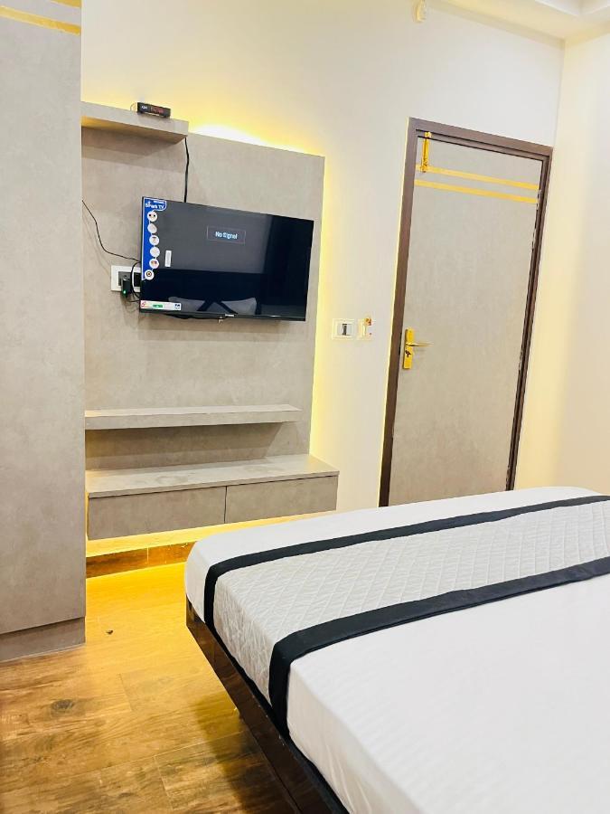 Red Stone - Near Railway Station - Paharganj New Delhi