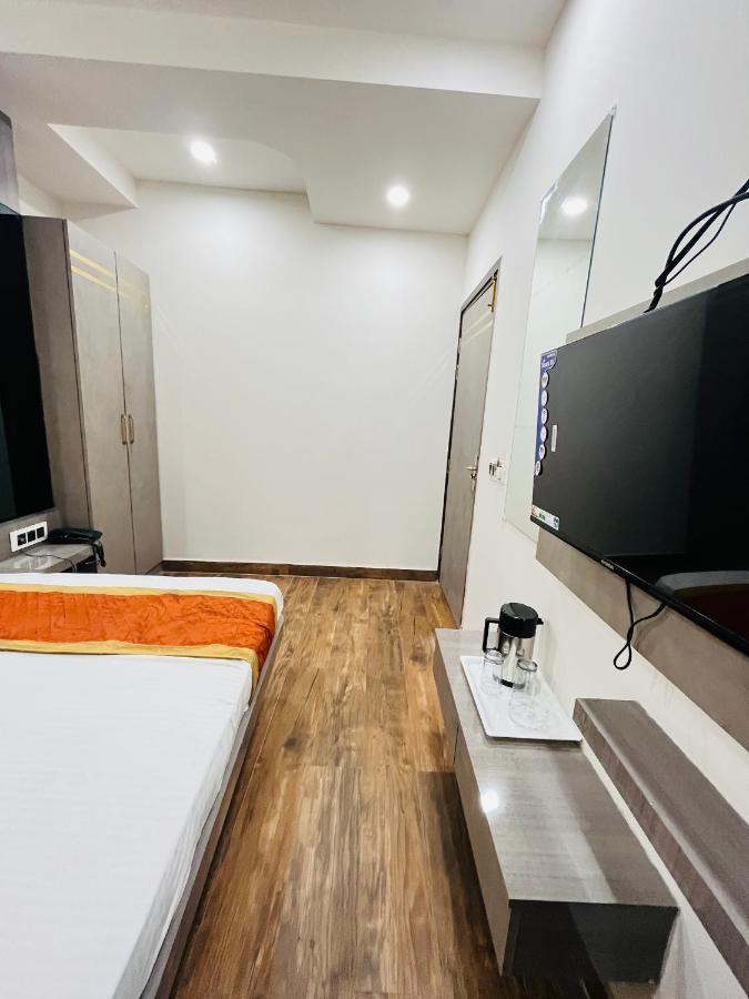 Red Stone - Near Railway Station - Paharganj Hotel