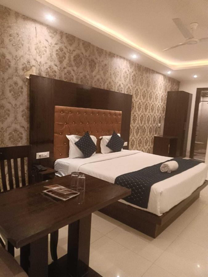 Hotel Iconic Near Delhi Igi Airport 3*