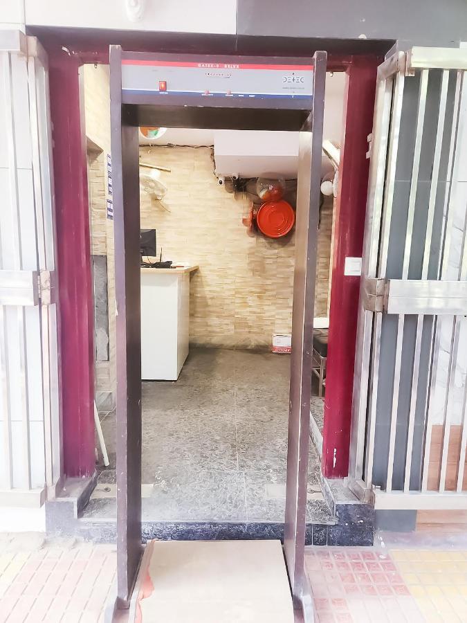 Roomshala 122 Park View - Near Adarsh Nagar 3*